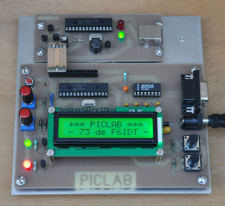 Prototype dont l'inversion DATA et CLK a t corrige par un CMS 0 ohm sur la plaquette de liaison. Correction faite sur le dessin du CI prsent plus loin.