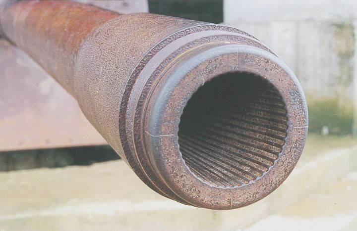 La bouche d'un des canons Skoda de 150 mm.