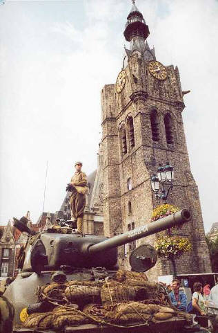 Sur la Grand'place au pied du Beffroi.