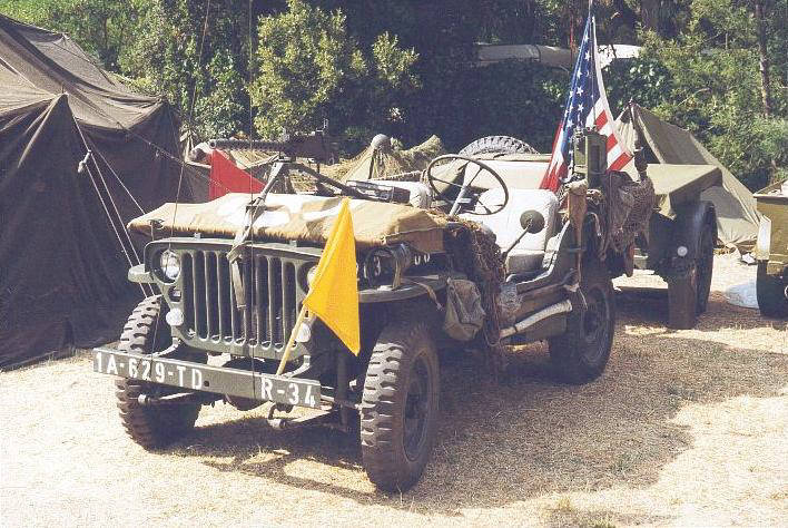 Ma Jeep �tant une M201 rest�e fran�is�e, elle est remplac�e ici par une photo prise au camp de Cavalaire (83) lors de la comm�moration du d�barquement en Provence en ao�t 1999.
