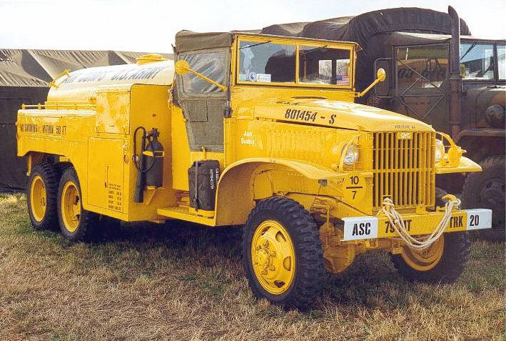 CCKW 353 de l'US Army Air Force, quip d'une citerne de 750 gallons.