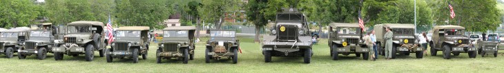 Concentration de véhicules militaires à Saint-Vallier (06). Réalisé avec 6 photos et PANORAMA STUDIO
